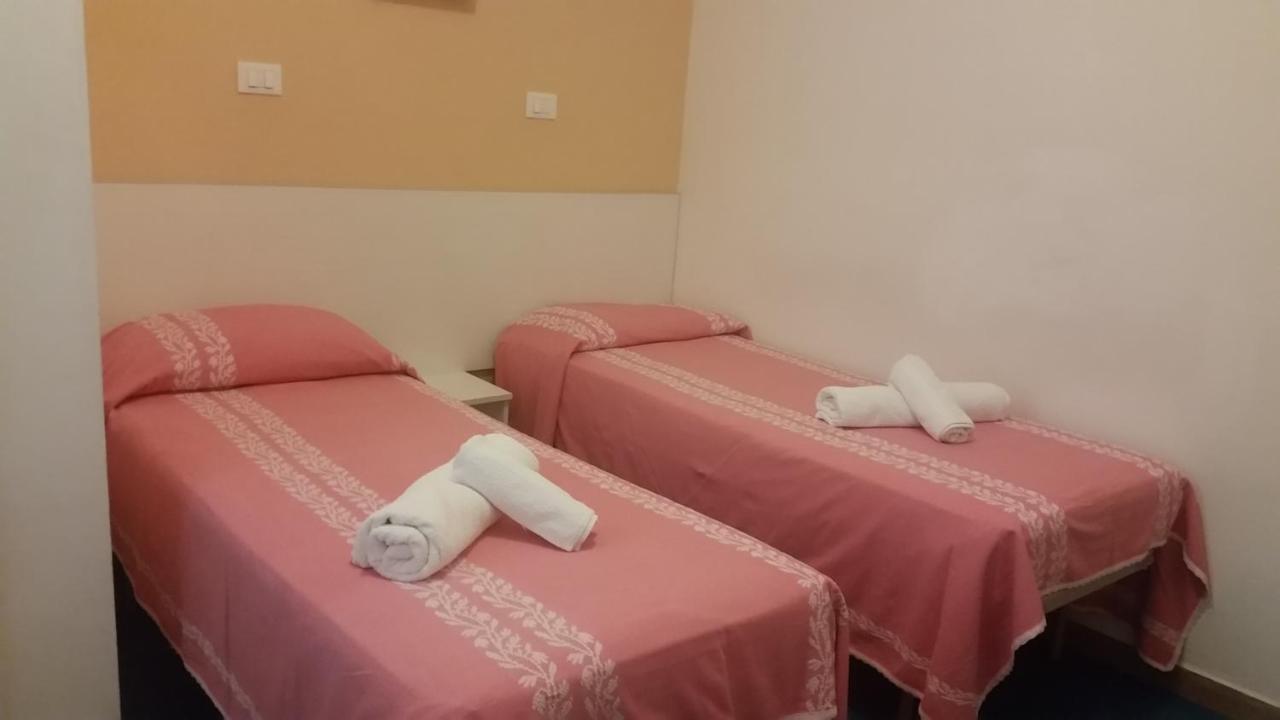 Hotel Manolita Римини Экстерьер фото