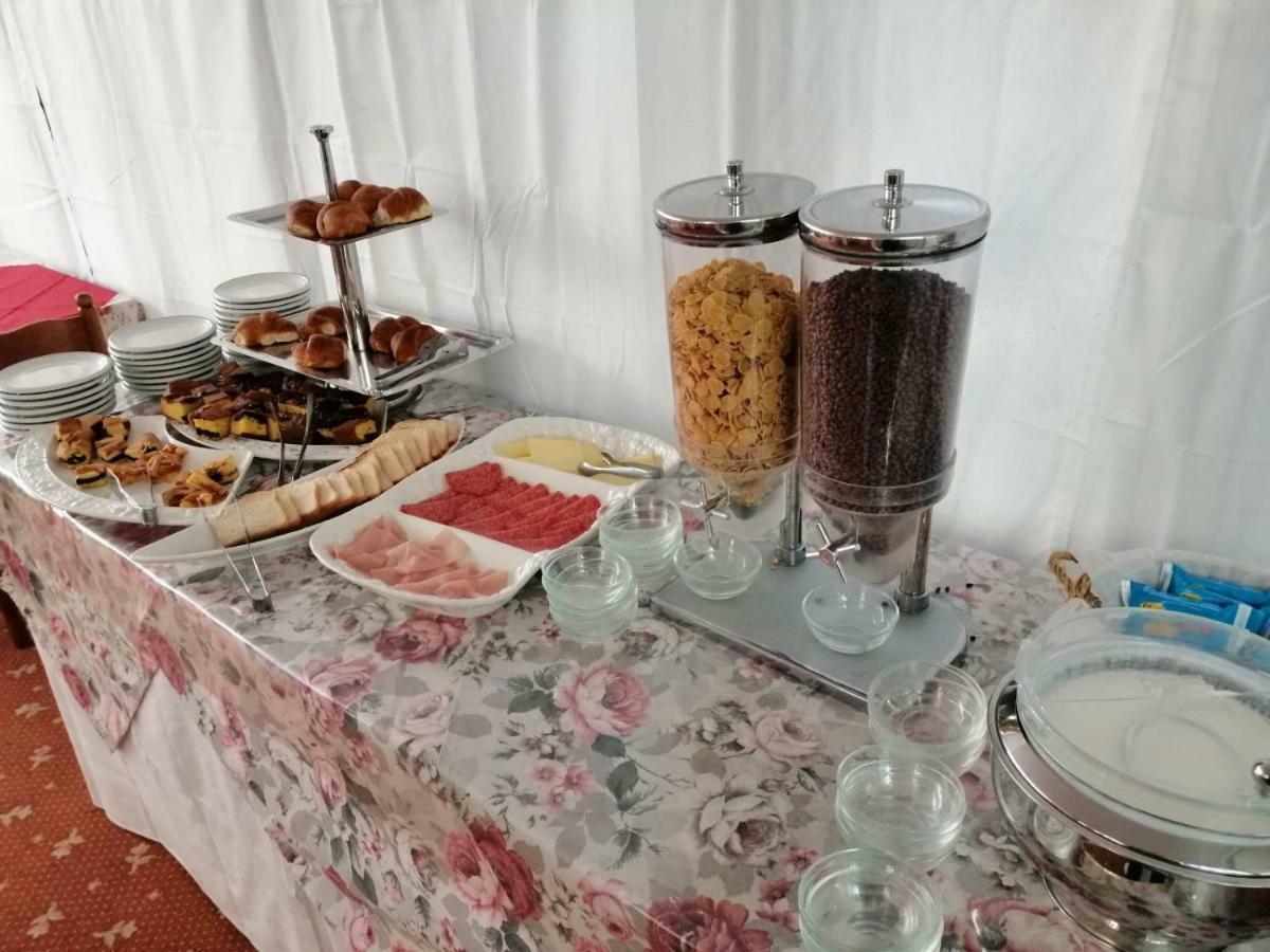 Hotel Manolita Римини Экстерьер фото