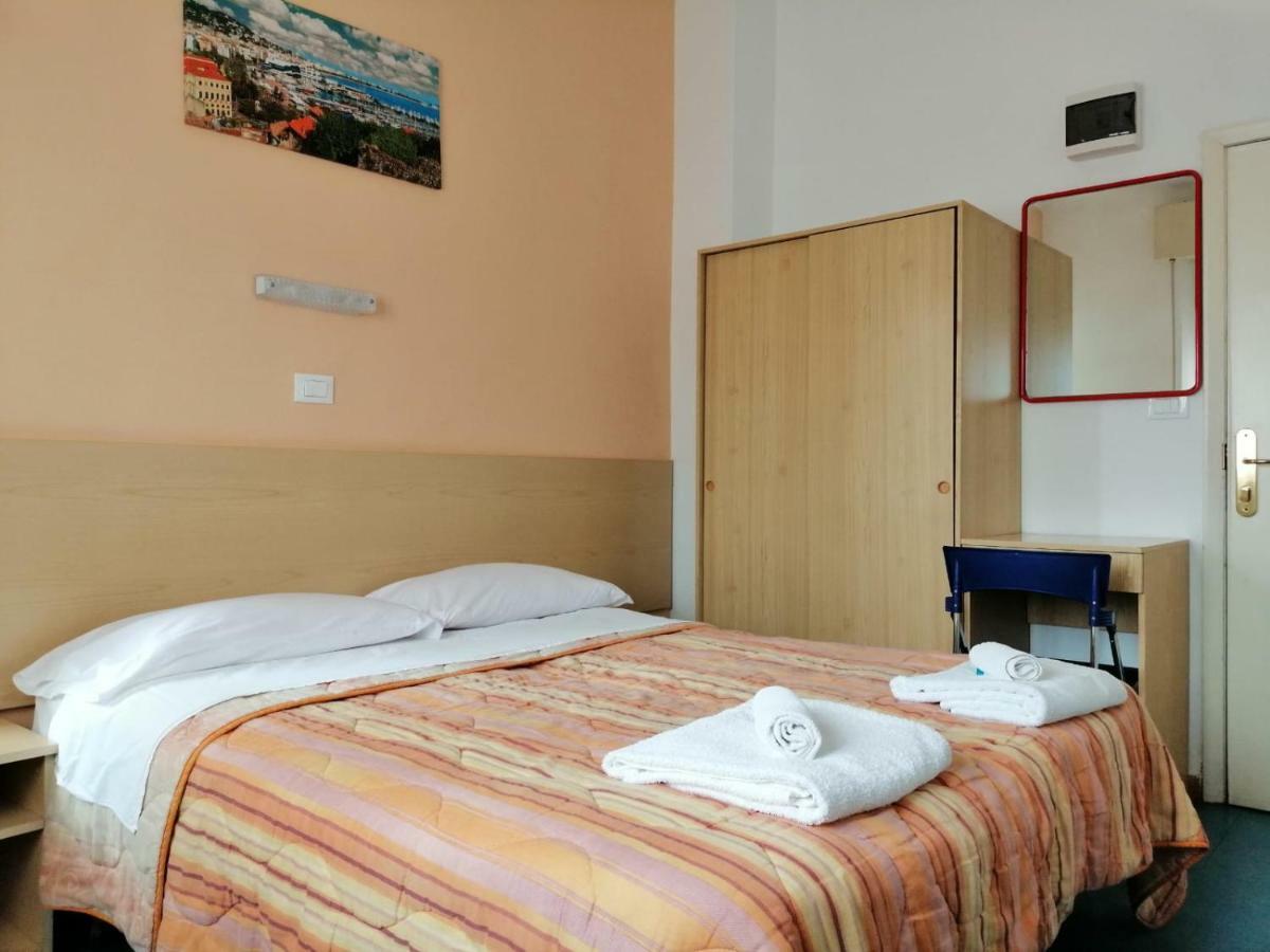 Hotel Manolita Римини Экстерьер фото