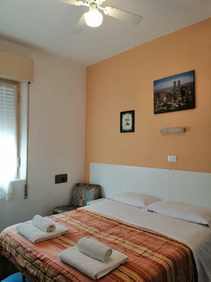 Hotel Manolita Римини Экстерьер фото