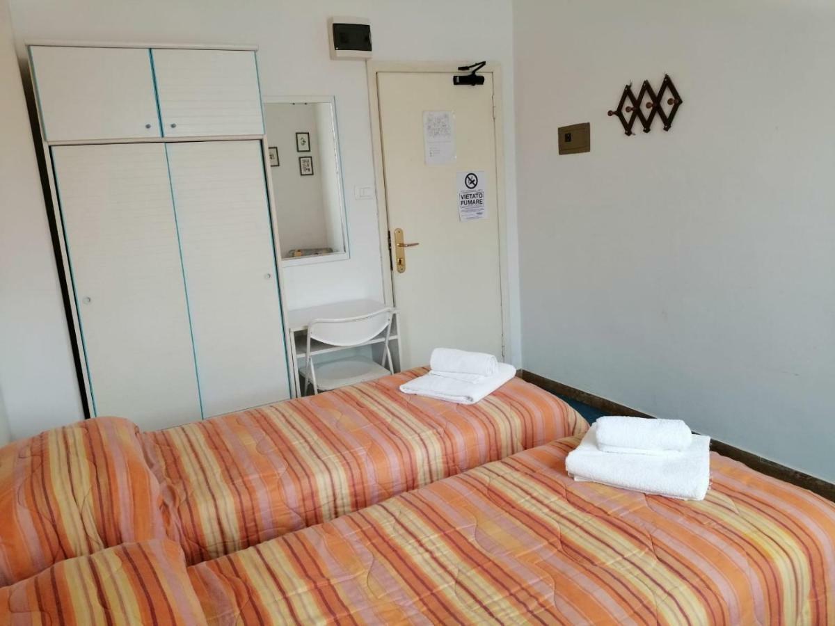 Hotel Manolita Римини Экстерьер фото